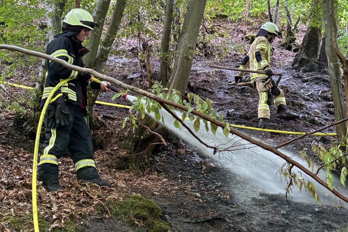 Die Einsatzkrfte mussten umsichtig vorgehen (Bilder: VG-Feuerwehr Betzdorf)
