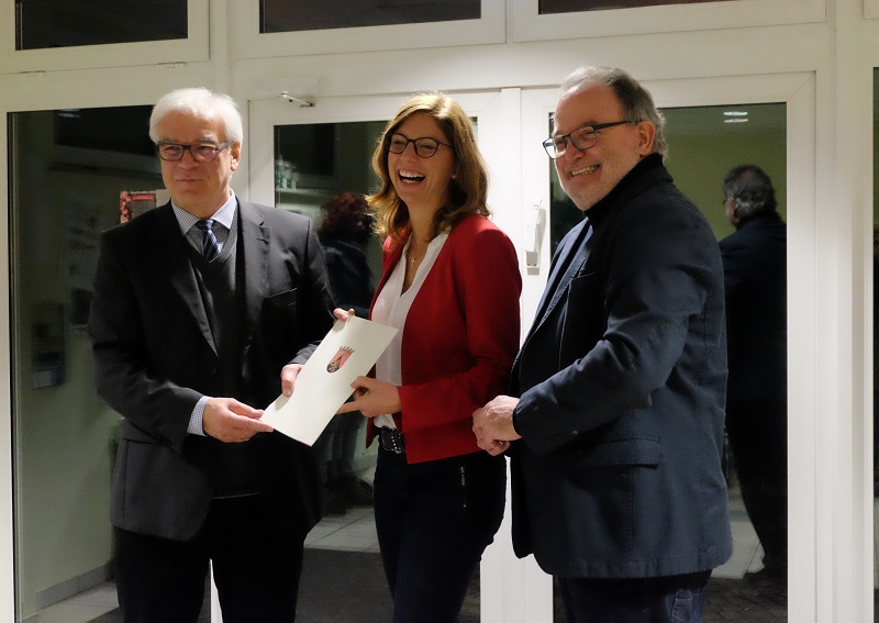 Ministerin Sabine Btzing-Lichtenthler freut sich gemeinsam mit Ortsbrgermeister Hubert Becher (r.) und Verbandsgemeindebrgermeister Michael Wagener ber die Frderbewilligung der Bergbauschauanlage. (Foto: KathaBe)