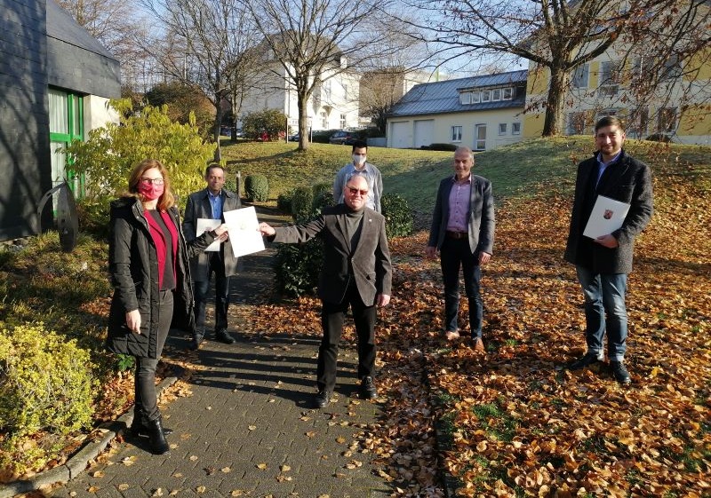 Ja, ist denn schon Weihnachten? Die bergabe der Bewilligungsbescheide nahm Sabine Btzing-Lichtenthler vor (von rechts): Matthias Gibhardt, Fred Jngerich, Manfred Berger, Ulrich Konter (dahinter) vom Bauamt der Verbandsgemeindeverwaltung und Thomas Schmidt. (Foto: hak)