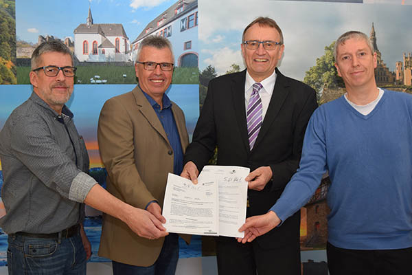 Stolz prsentieren Landrat Rainer Kaul und seine Mitarbeiter die Bescheide zum Breitbandausbau. (v.l.n.r.): Ingo Becker, Manfred Rasbach (Referatsleiter), Rainer Kaul und Bernd Mohr. Foto: Kreisverwaltung