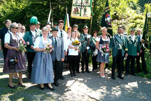 Alle Teilnehmer am Bezirksknigsschieen bei herrlichem Sommerwetter auf der Frorather Anlage mit Bezirksprses Pastor Marco Hartmann (ganz hinten links), dem Schlerprinz Kristian Boden und der Prinzessin Jana Grger (Bildmitte) und dem neuen Bezirksknigspaar Melanie und Marco Sauerborn (3. und 4. von rechts). Foto: Hans Hartenfels