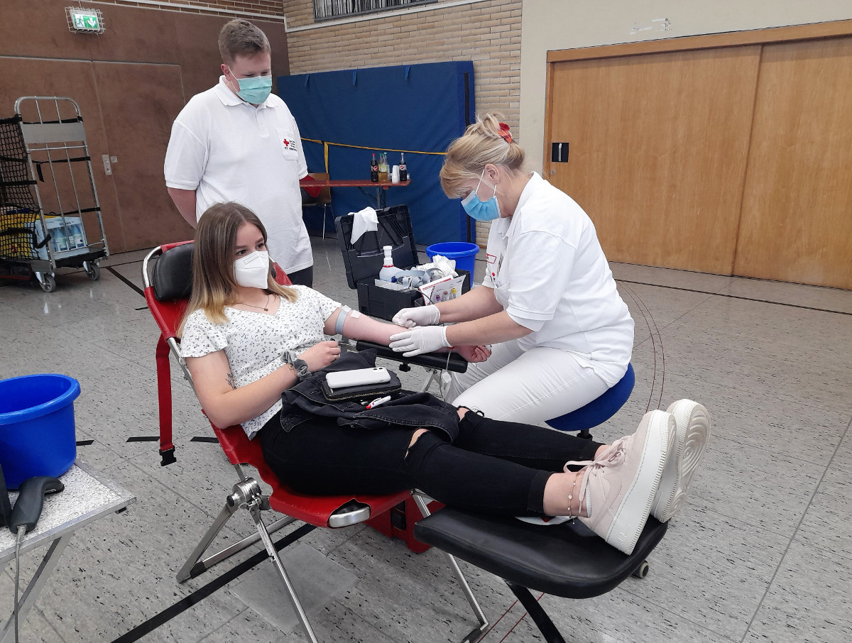 Lara Kollwitz aus Friesenhagen hat beim jngsten Termin in Birken-Honigsessen zum zweiten Mal Blut gespendet und damit mglicherweise ein Menschenleben gerettet. (Foto: Bernhard Theis)