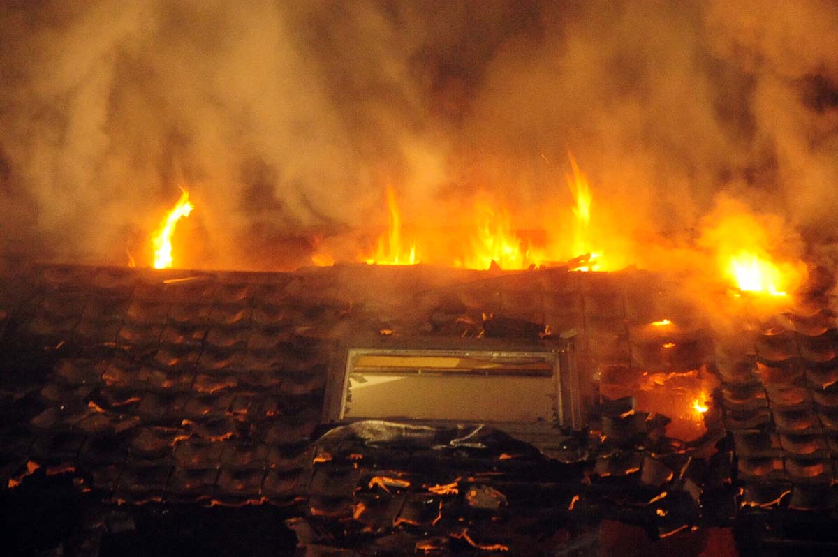 AKTUALISIERT - Dachstuhl in Birken-Honigsessen stand im Vollbrand - Groeinsatz fr die Rettungskrfte