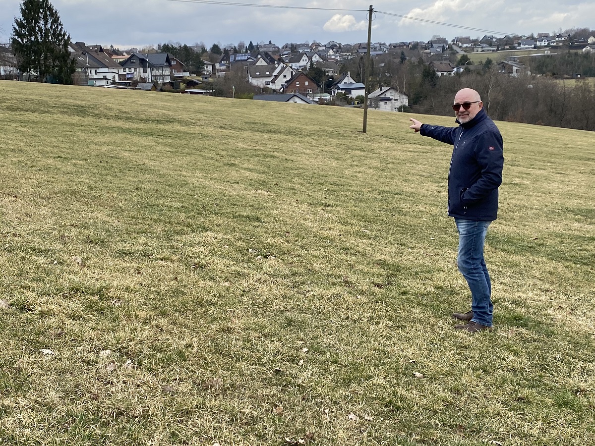 Birken-Honigsessens Ortsbrgermeister Hubert Wagner ist begeistert: Mit der Zustimmung zum Entwurf fr das zuknftig attraktiv gelegene Baugebiet Oststrae ist man jetzt schon einen guten Schritt weiter. (Fotos: KathaBe)