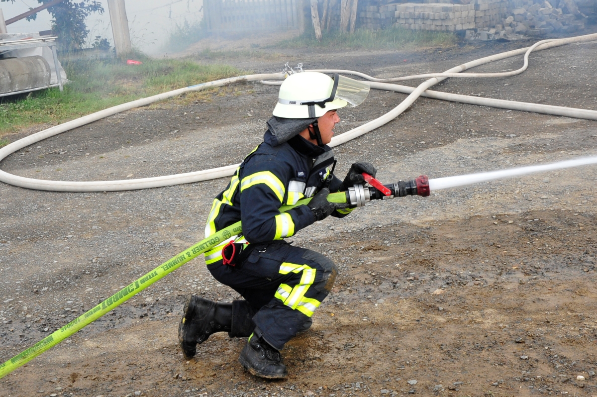 Helferskirchen: Brand einer Scheune, Beschädigung mehrerer Gebäudeteile
