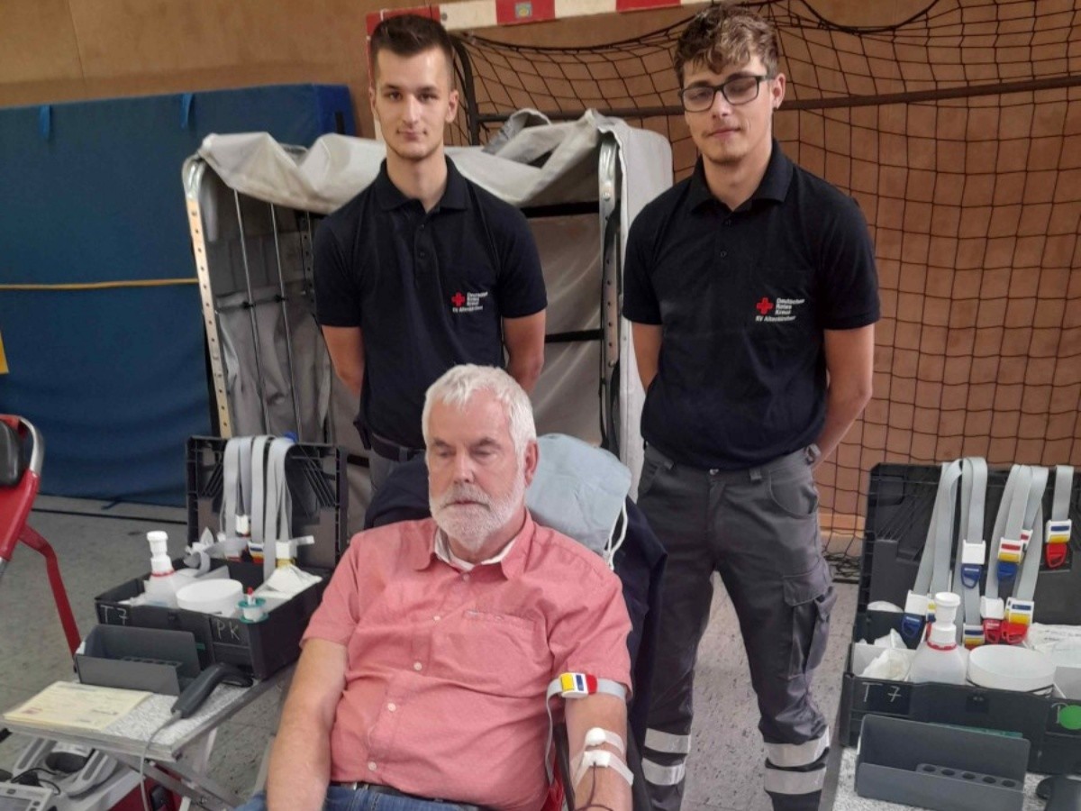 Ulrich Stahl gehrt zu den Vielfachspendern in Birken-Honigsessen. Beim jngsten Termin wurde er von den ehrenamtlichen Helfern Tim-Luca Halbe und Fabian Simon seitens der rtlichen Rotkreuz-Bereitschaft betreut. (Foto: Bernhard Theis)