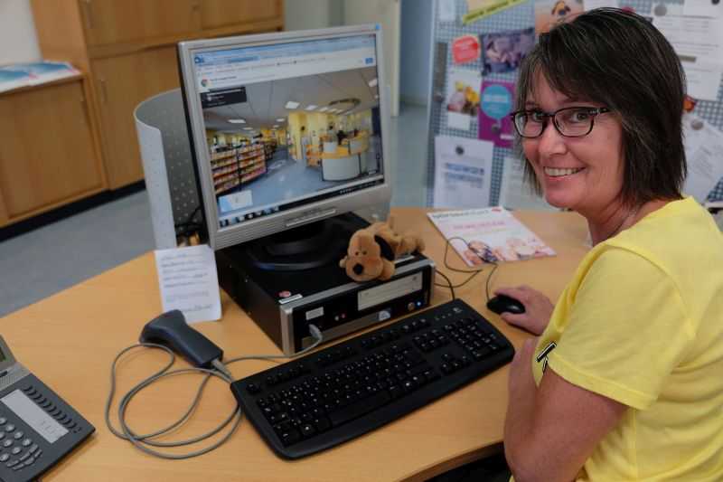 Auch Barbara Lippok, die Leiterin der Stadt-Bibliothek, geht auf einen virtuellen Rundgang durch das Reich der Bcher. Das kann nun jede Leseratte von daheim aus. Foto: Pressebro der Stadt Neuwied