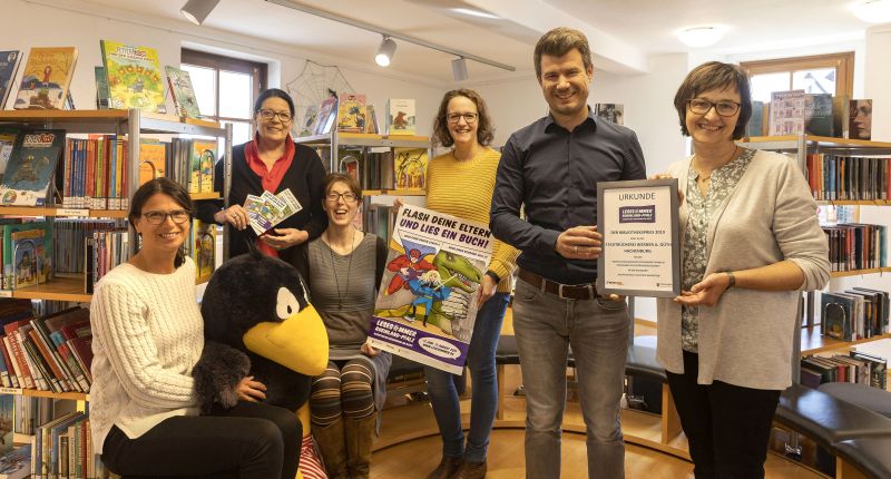 Freude ber den Bilbliothekspreis in der Stadtbcherei Werner A. Gth in Hachenburg. Foto: Stadt Hachenburg