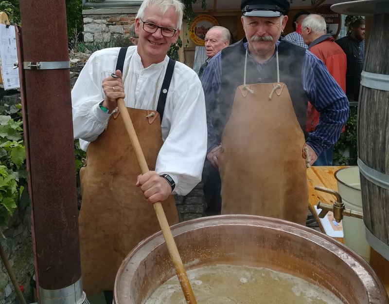 Die Kreisvolkshochschule Altenkirchen ldt ein zum Bierbrauen mit Andreas Schwickert (links) und Dirk Wagner aus Limburg. (Foto: Kreisvolkshochschule) 