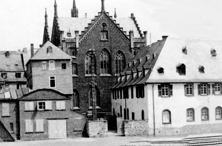 Das ehemalige Franziskanerkloster am Juxplatz um 1930, heute Konrad-Adenauer-Platz (Foto: Stadtarchiv Montbauar)