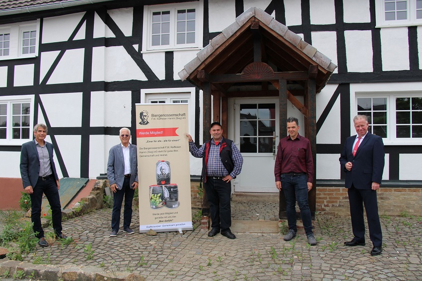 In diesem schmucken Fachwerkhaus soll in den nchsten Monaten das gastliche Stammhaus der Biergenossenschaft Hamm erffnet werden. Darauf arbeiten unter anderem Brgermeister Dietmar Henrich, Ortsbrgermeister Bernd Niederhausen, Dehoga-Kreisvorsitzender Uwe Steiniger, Bezirksleiter Ingo Rolland von der Erzquell-Brauerei und Volksbank-Chef Dieter Schouren hin. (Foto: Patt)