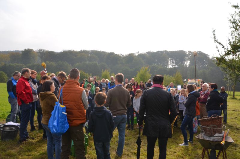 Eltern und Kinder erhalten die letzten Instruktionen vor dem Start des Big Apple Day. Foto: privat