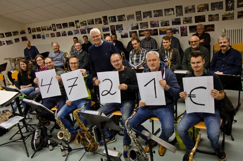 Spendenbergabe der Big Band Boden. In der Mitte: Heinz-Peter Rffin. Foto: Big Band Boden