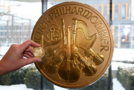 Mit einem Durchmesser von 37 Zentimetern und einem Gewicht von mehr als 31 Kilogramm ist Big Phil die grte Goldmnze Europas. Am 3. Mai kann sie in der Westerwald Bank in Hachenburg bestaunt werden. (Foto: Westerwald Bank) 