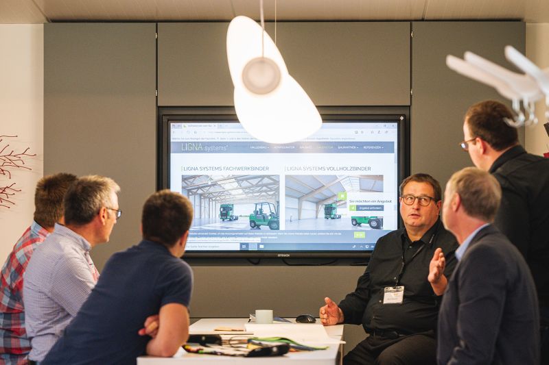 Bernd Wünsche erläutert am Meeting Point im Büromöbelhaus die Planungen für die neue Produktionshalle in Hachenburg. Fotos: privat