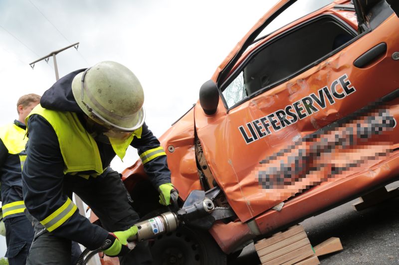 ffnen des Autos mittels Spreizer. Fotos: Freiwillige Feuerwehr Hartenfels