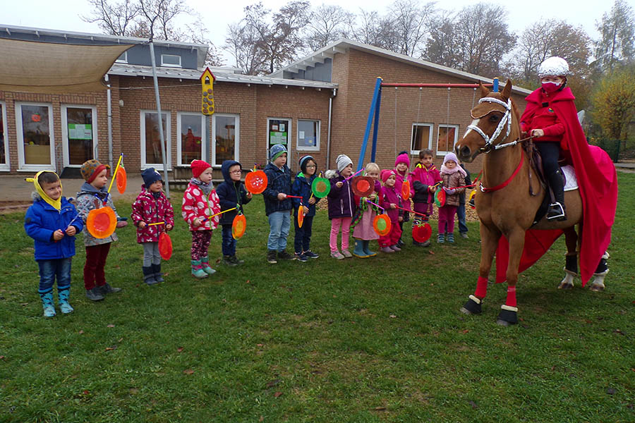 Sankt Martin besucht gruppenweise den Kindergarten Kalenborn. Fotos: privat
