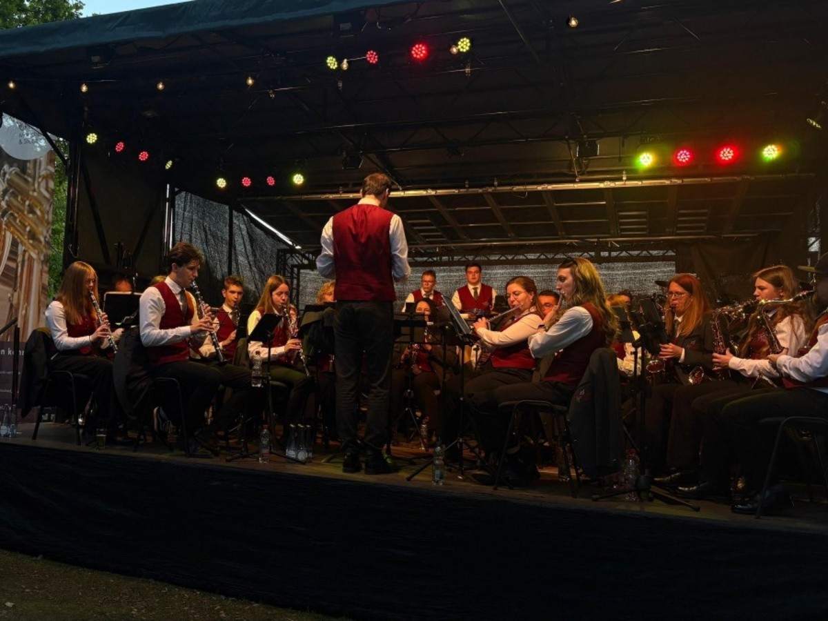 Das Blasorchester Maischeid & Stebach auf der B�hne (Foto: Blasorchester Maischeid & Stebach)
