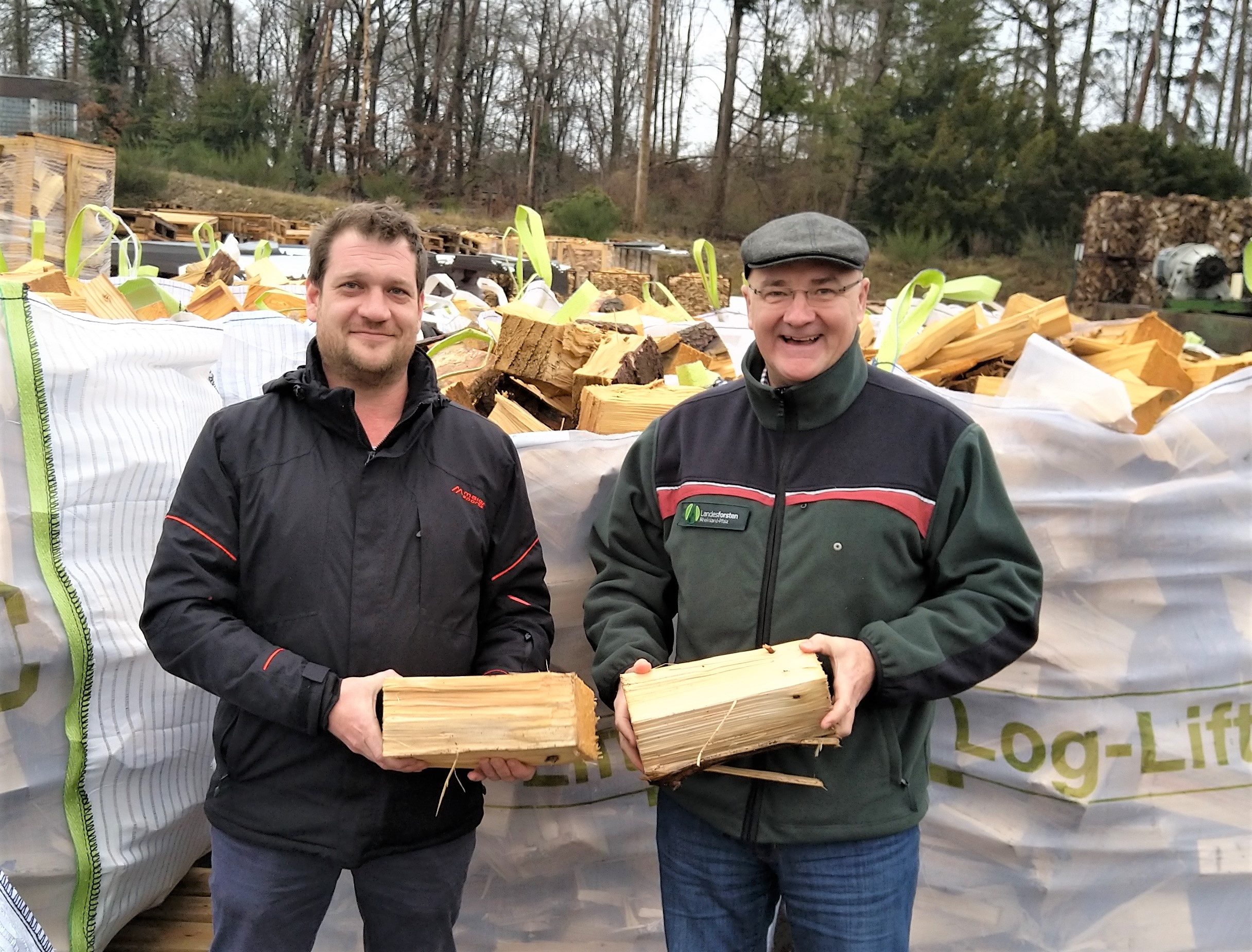 Sascha Hller (links) und Uwe Hoffmann vom Forstamt Dierdorf vor den verkaufsbereiten BigBag; Foto: Landesforsten RLP, Paul Lewetzky