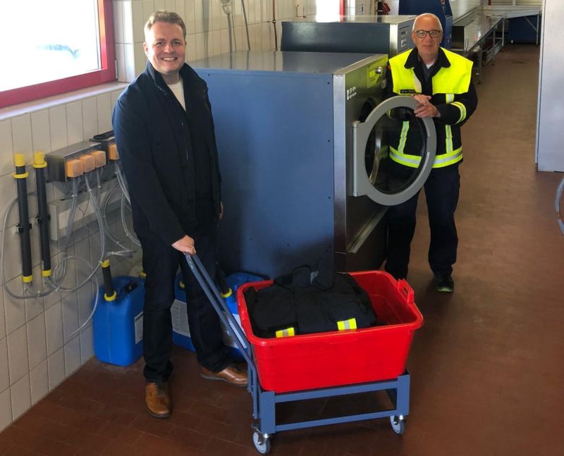 Brgermeister Gerrit Mller und Wehrleiter Heinz-Werner Schtz nehmen die neuen Reinigungsmaschinen im Feuerwehrgertehaus Rennerod in Betrieb. Foto: privat