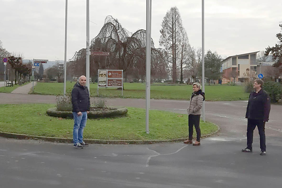 Die 1. Beigeordnete Diana Gttes (SPD), Ortsvereinsvorsitzender Jrg Honnef und der Fraktionsvorsitzender Thomas Gollos am Rondell des groen Rheinparkplatzes, wo die Verkehrsfhrung optimiert und ein Radweg entlang der Rheinallee ergnzt werden soll. Foto: SPD