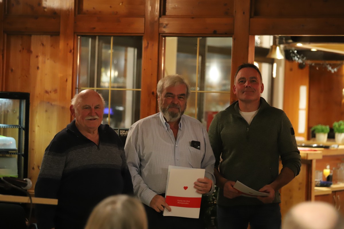 Der DRK-Ortsverein Neuwied ehrte insgesamt 26 Blutspender fr ihr teils jahrzehntelanges Engagement. Je 175 Mal spendeten Klaus-Dieter Walter (links) und Walter Mirthes (Mitte) ihr Blut, 125 Mal spendete Jens Rbel (rechts) seines. (Fotos: Bastian Schmitteckert/DRK-Ortsverein Neuwied e.V)