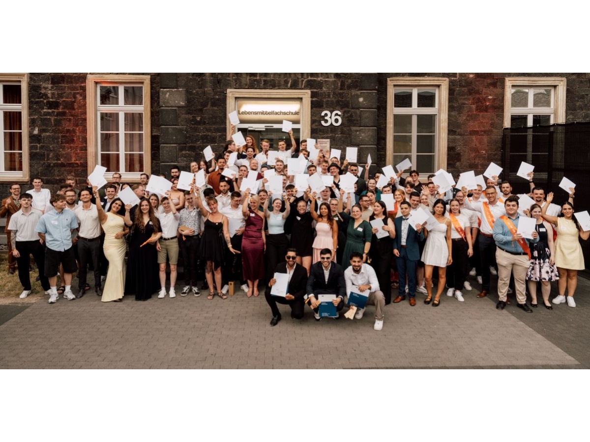 Absolventen der Neuwieder Bundesfachschule des Lebensmittelhandels (Fotos: Simon Zimpfer)