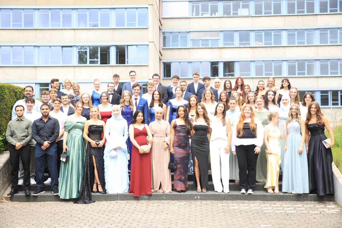 Der Abiturjahrgang 2025 der Ludwig-Erhard-Schule (Fotos: Frank Hoffmann/LES)