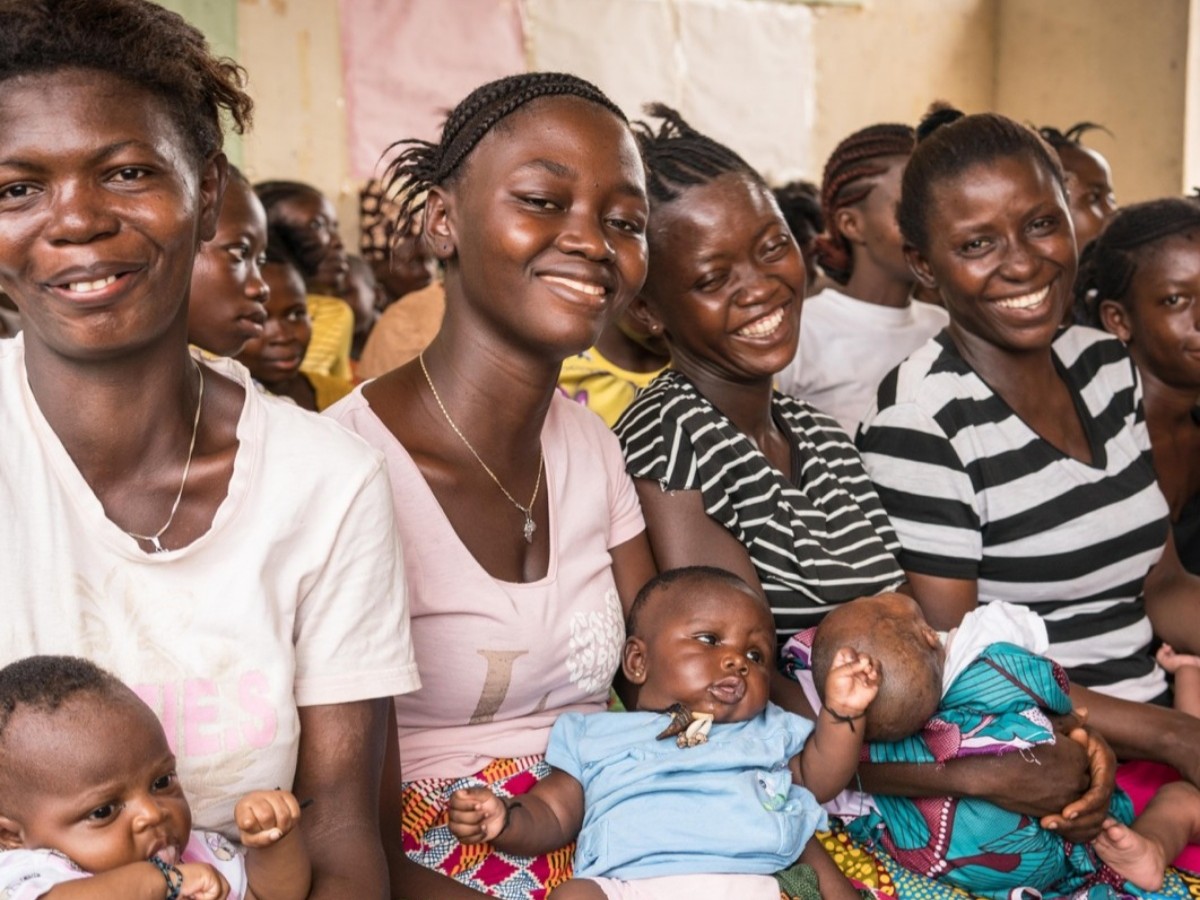 Gemeinsam f�r eine gesunde Zukunft: Frauen und ihre Kinder in Sierra Leone. Das Jahrmarkt-Projekt unterst�tzt die Ausbildung und Weiterbildung von Hebammen, die Ausstattung l�ndlicher Gesundheitseinrichtungen und die Aufkl�rung in den Gemeinden. Damit sollen sichere Geburten erm�glicht und die M�tter- und S�uglingssterblichkeit nachhaltig gesenkt werden. (Foto: action medeor)