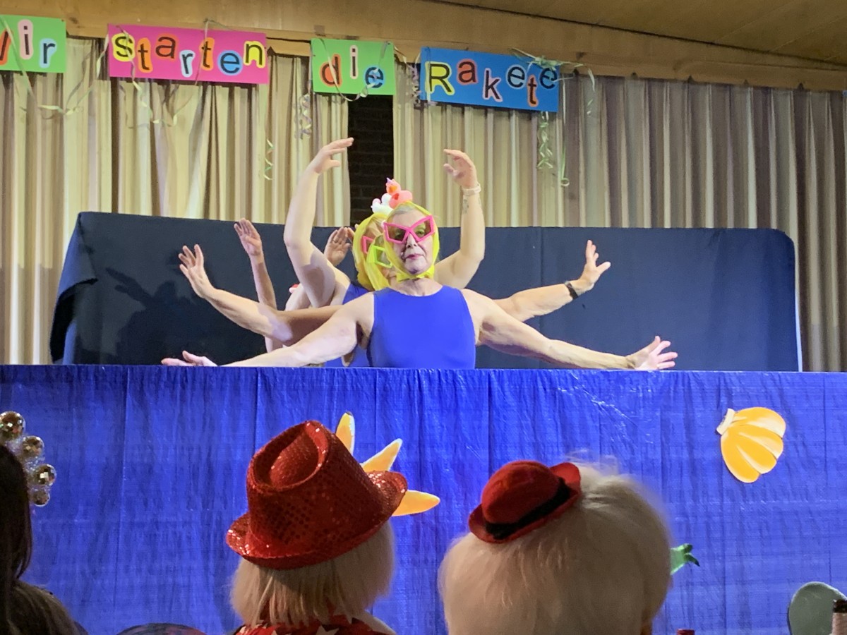 kfd Kirchen lud in die Narrhalla ein: Lachen als Vorsorge abrechenbar