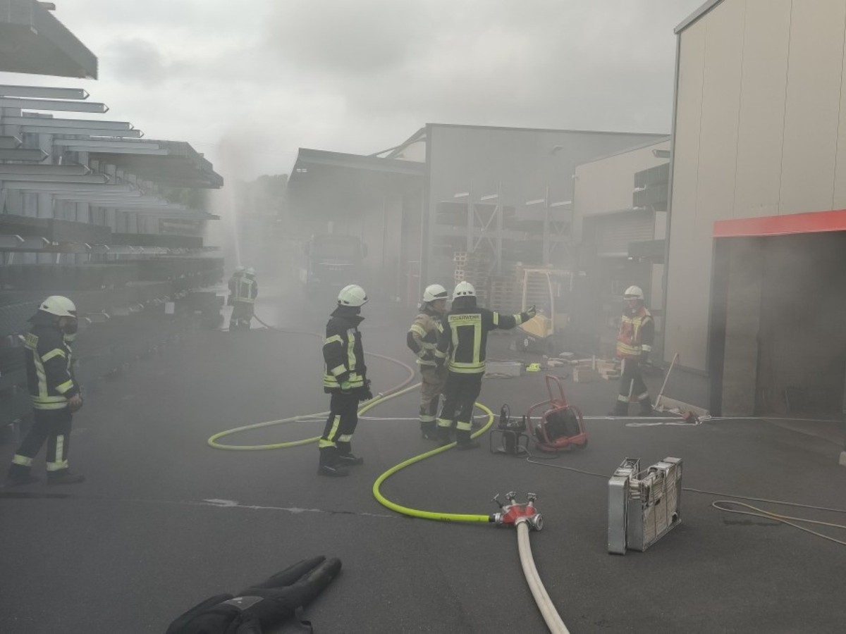 Feuerwehrwehr Flammersfeld �bt den Ernstfall bei der Firma Osterkamp in Gierhausen (Fotos: Feuerwehr Flammersfeld)