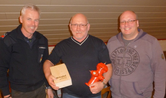 Geschenke zum Abschied: (von links) Wehrfhrer Jrg Hlzemann, Armin Lenz und Wehrleiter Matthias Theis. (Foto: Verbandsgemeindefeuerwehr Daaden-Herdorf)