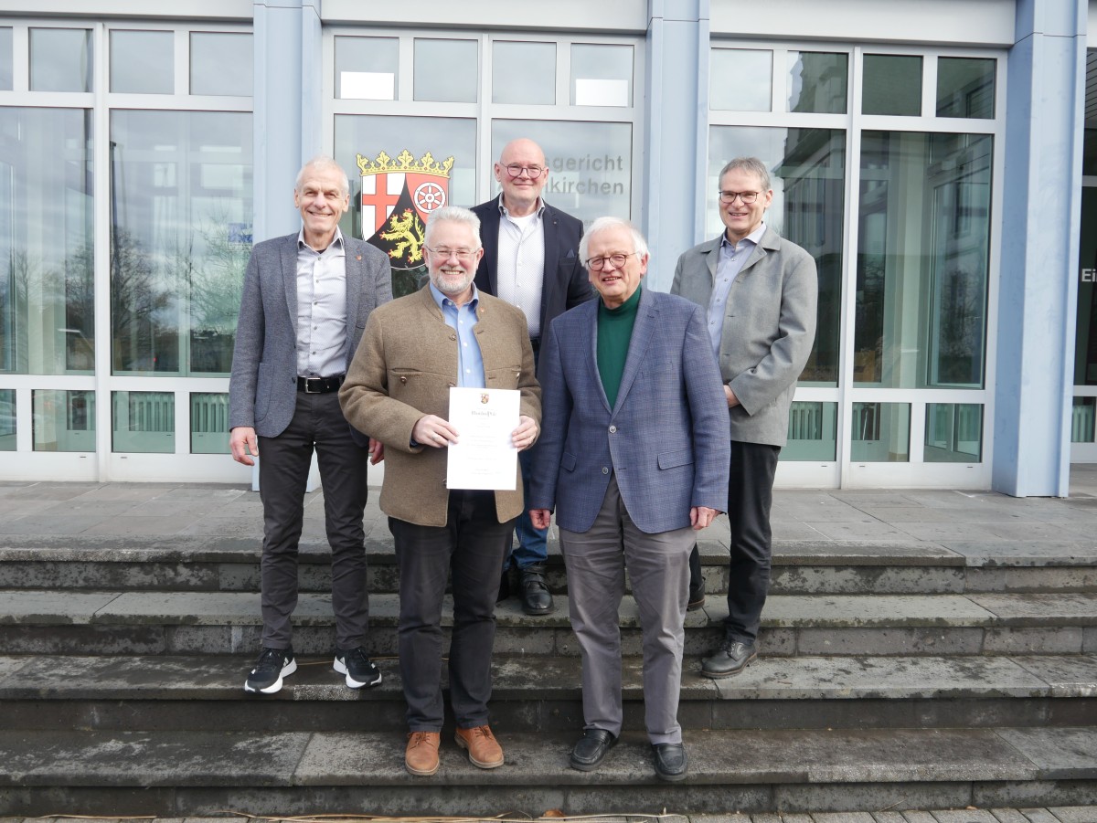 v.l.n.r: B�rgermeister Fred J�ngerich, Michael R�ttger (stellvertretender Schiedsmann Bezirk Altenkirchen und Ortsb�rgermeister von Hilgenroth), Wolfgang Lanvermann (1. Schiedsmann Bezirk Altenkirchen), Johannes Kempf (Direktor des Amtsgerichts Altenkirchen) und Thomas Held (Justizamtsrat). (Foto: Diana Alh�user)