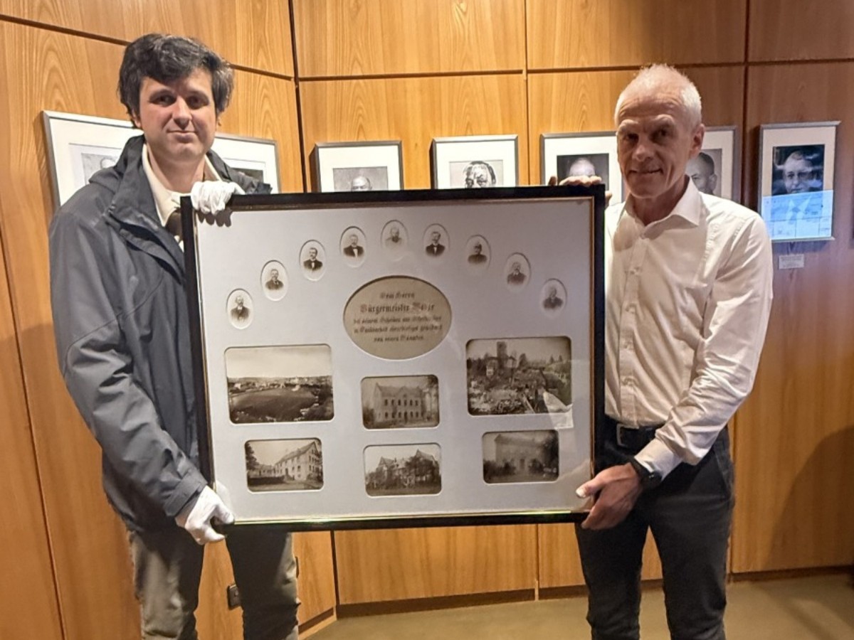 Kreisarchivar Jacek Swiderski �berreichte B�rgermeister Fred J�ngerich das restaurierte Bild. (Foto: Diana Alh�user)
