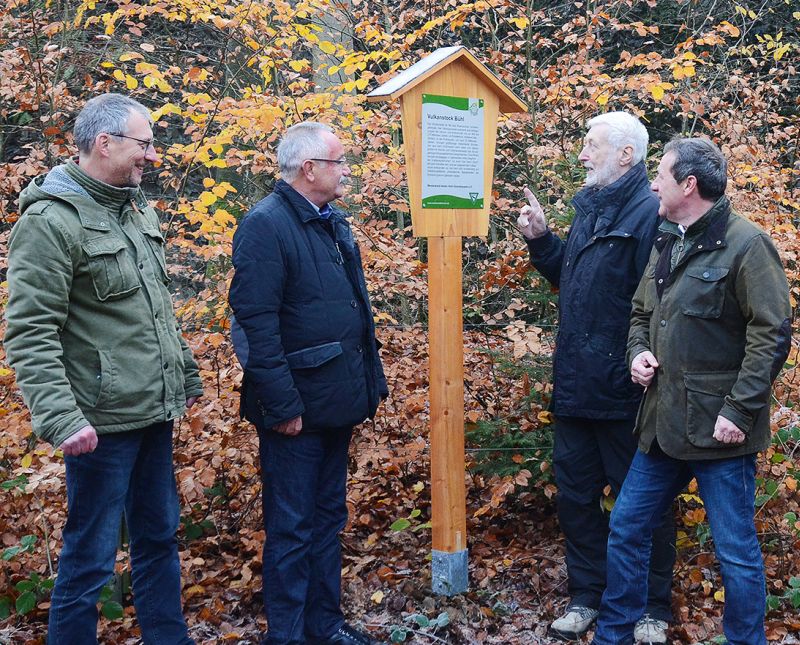 Mitglieder des Westerwaldvereins stellen Informationstafeln auf. Foto: privat