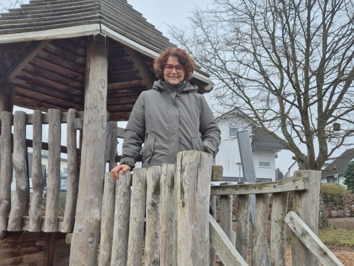 B�rgermeisterin Gabriele Greis freut sich, dass die Au�enanlagen des Kinderhorts "Mosaik" der Verbandsgemeinde Hachenburg zu den gef�rderten Projekten des RZN geh�ren. (Foto: Julia Sch�fer/Verbandsgemeindeverwaltung Hachenburg)