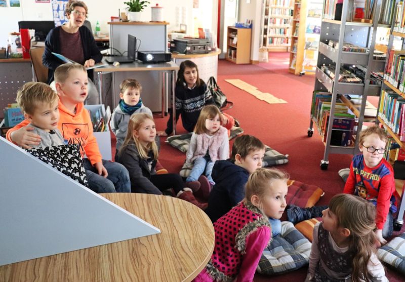 Kinder aus Kindertagessttten der Verbandsgemeinde Selters schauen das Bilderbuchkino Klara schreibt mit blauer Tante in der Stadtbcherei Selters an. Foto: privat