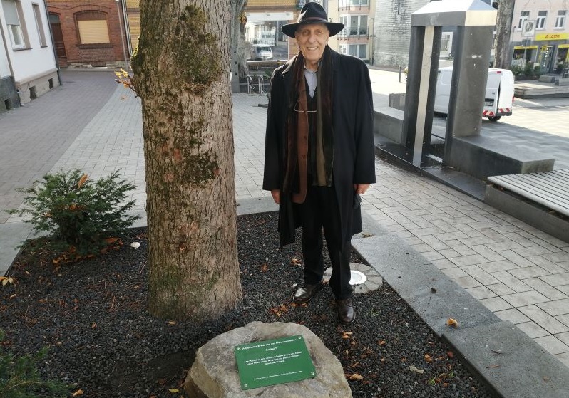 Auch am Altenkirchener Marktplatz hat Jrgen Binder Tafeln mit Wortlauten der Menschenrechte positioniert. (Foto: hak)