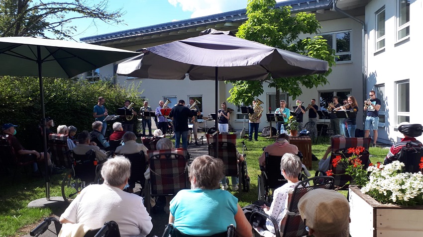 Bindweider Musiker erfreuen Bewohner des St. Vinzenzhauses