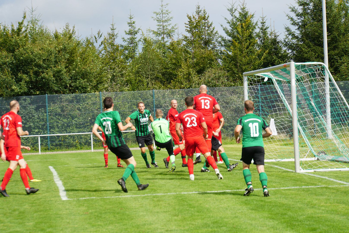 Ein Angriff der SG Honigsessen (in Grn) im Topspiel gegen die SG Bruchertseifen. (Fotos: Verein)