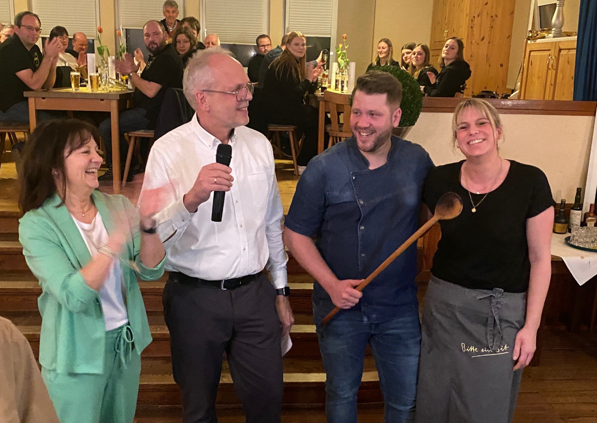 von links: Elke und Thomas Becher bergeben nach 38 Jahren symbolisch den Kochlffel an ihre Nachfolger und neue Eigentmer Kchenmeister und Koch Ralf Mller und Alina Holzenthal. (Foto: Berno Neuhoff)