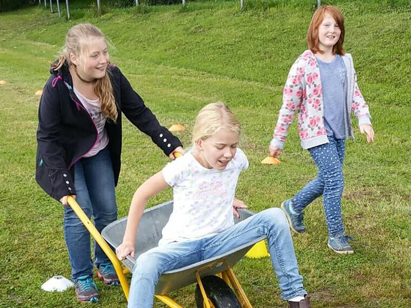 Geschick mussten die Teams beim Birnbacher Sommer-Spiele-Fest" an verschiedenen Stationen beweisen.  Nicht nur fr die vielen Kinder, die sich beteiligten, gab es spannende Herausforderungen. Fotos: Verein Wir in Birnbach".
