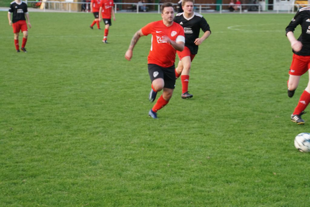 Der "Hammer des Abends": Capitano Robin Maiwald (vorne in Rot) entschied mit einem Traumtor das Spiel der Zweiten. (Foto: Verein)