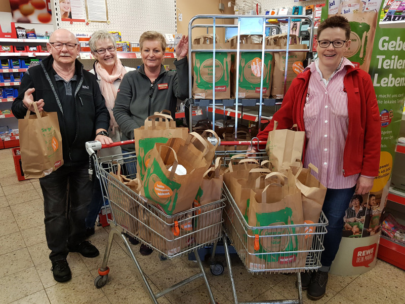 Fr die Tafel kamen einige "volle Taschen" zusammen. Foto: Privat