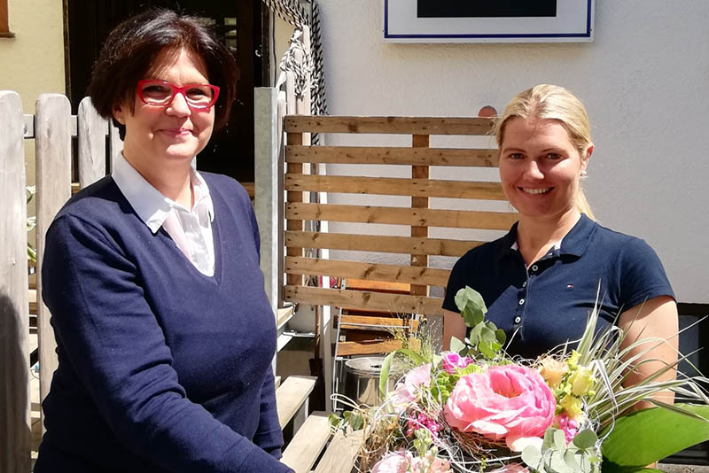 Denise Ewenz (rechts) wird von Jutta Spie verabschiedet. Fotos: Uwe Lederer