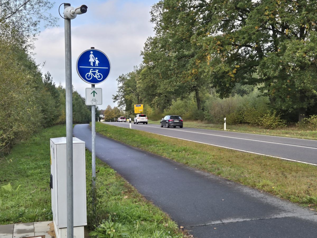 Kamera an der B 8 bei Birnbach: Kein station�rer �Blitzer�, sondern Dauerz�hlstelle