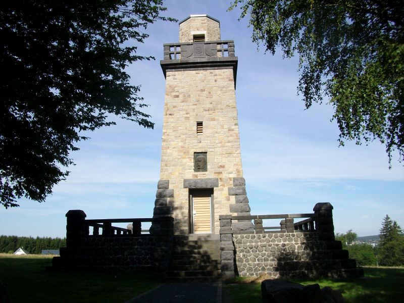 Turm mit Geschichte(n) und Ziel der ersten KuV-RadWanderung in 2019: der Bismarckturm bei Altenkirchen. Foto: Touristinformation Altenkirchen