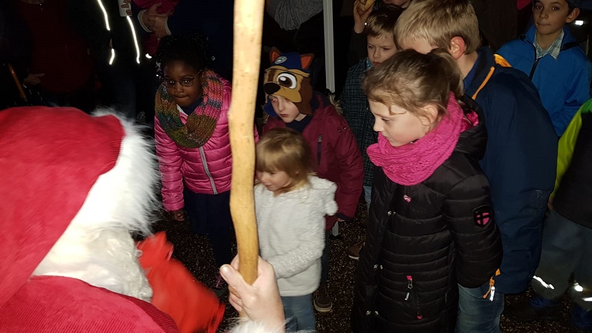 Zahlreiche Kinder warten gespannt auf ihren Rucksack vom Nikolaus. (Foto: privat)