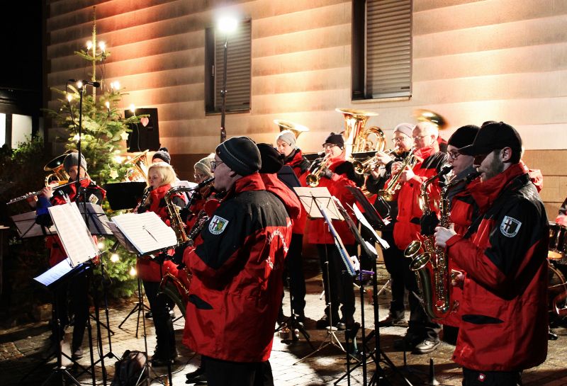 Die Musiker des Blasorchesters Daubach stimmten die Besucher des traditionellen Adventstreffs am 3. Adventssonntag auf die Weihnachtszeit ein. Fotos: privat