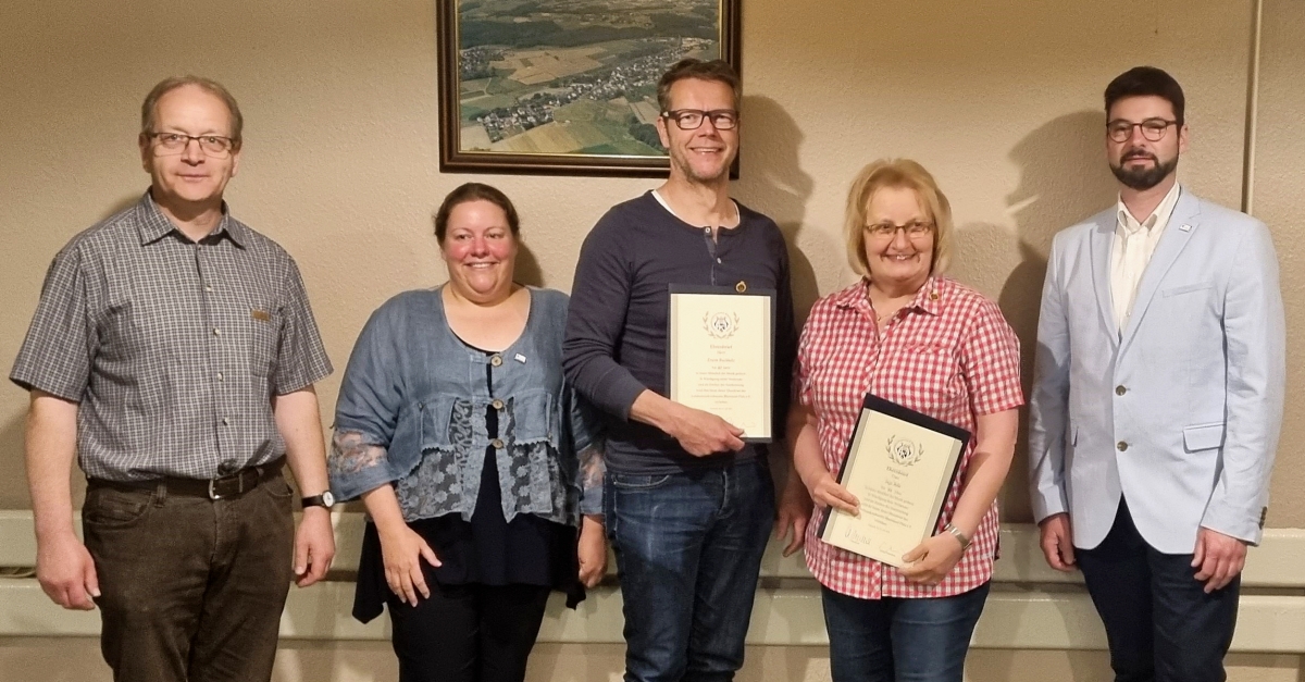 V.l.n.r.: Erster Vorsitzender Ewald Buchholz, KMV Sabrina Mller, Erwin Buchholz, Inge Behr und Erster Vorsitzender KMV Thorsten Esser. (Foto: Blserchor Schneberg)